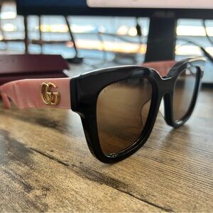 LIKE NEW Auth GUCCI Black and Pink Sunglasses